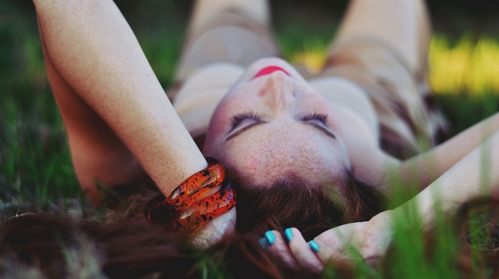 depth of field, girl, bracelets, freckles