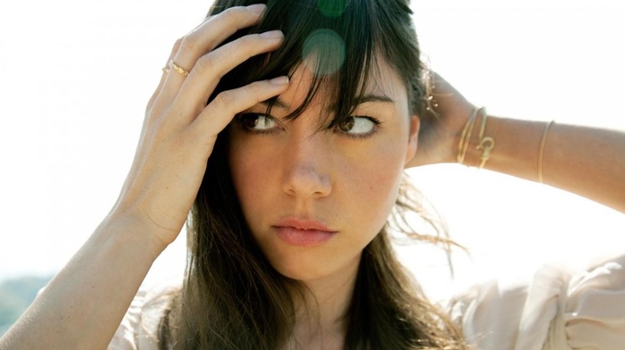 Aubrey Plaza, hands on head