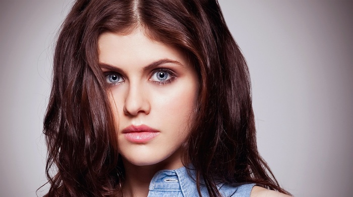 Alexandra Daddario, face