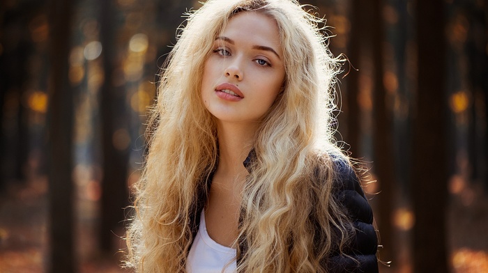 model, blonde, girl outdoors, curly hair, girl, juicy lips