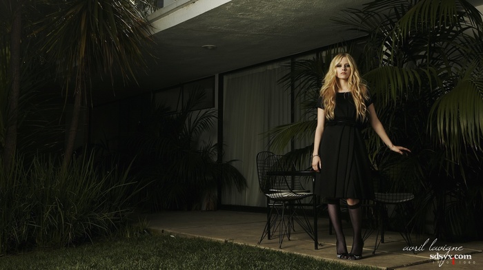 blonde, celebrity, palm trees, singer, Avril Lavigne, black dress