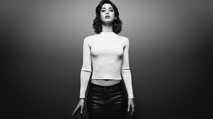 Lizzy Caplan, monochrome