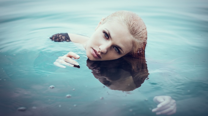 looking at viewer, portrait, girl, blonde, wet hair, water, face