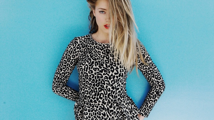 celebrity, simple background, girl, actress, animal print, Amber Heard, blonde