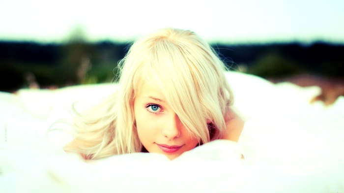 girl outdoors, blonde, blue eyes