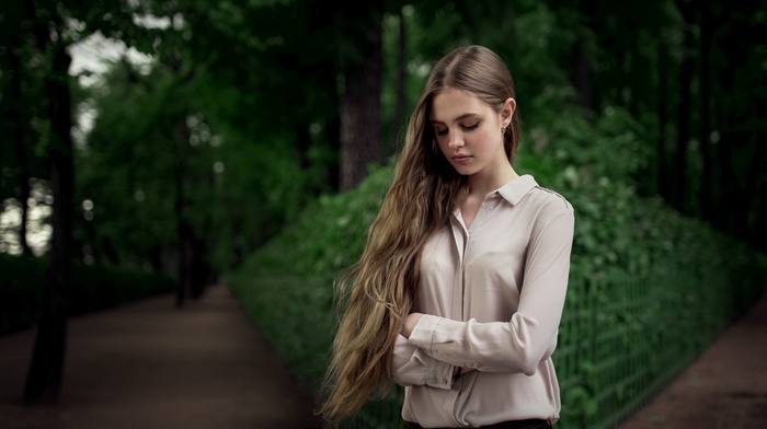 girl outdoors, arms crossed, depth of field, girl, auburn hair, jeans, long hair, shirt, Maxim Guselnikov