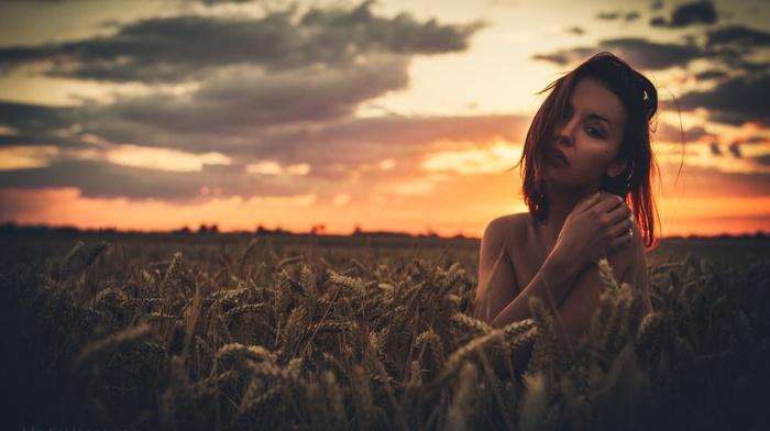 looking at viewer, girl, arms on chest, sunset, portrait, sunlight, holding boobs, depth of field