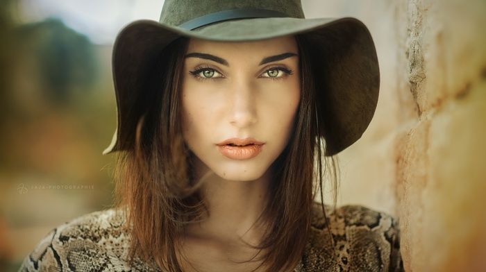 juicy lips, face, depth of field, brunette, girl, portrait, model, green eyes, hat