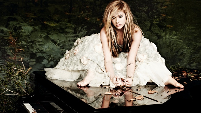 Avril Lavigne, celebrity, singer, piano, girl