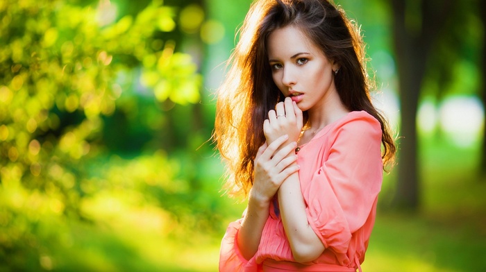 looking at viewer, girl outdoors, face, depth of field, girl, eyes, long hair, brunette