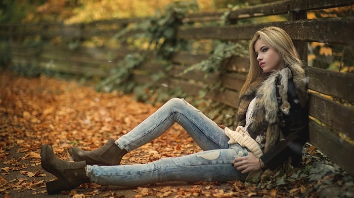 fall, girl outdoors, model, fur coats, red lipstick, blonde, eyeliner, girl, jeans