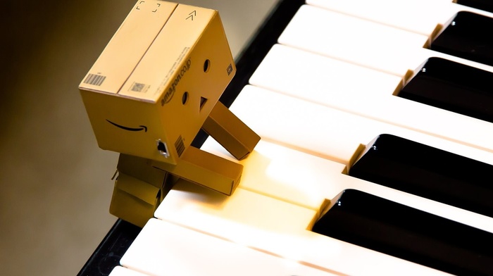 Danbo, Amazon, piano