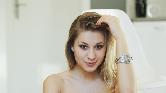 bare shoulders, blonde, bracelets, Darina Litvinova