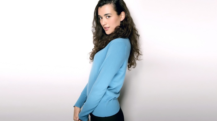 USA, curly hair, Cote de Pablo, simple background, brown eyes, girl, looking at viewer, standing, long hair, brunette