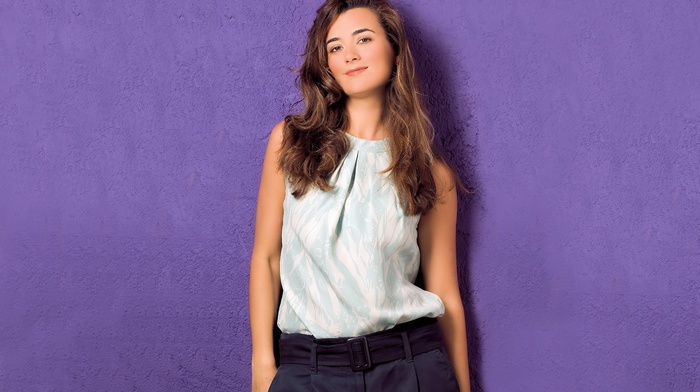 brown eyes, curly hair, looking at viewer, standing, long hair, brunette, Cote de Pablo, USA, girl, smiling