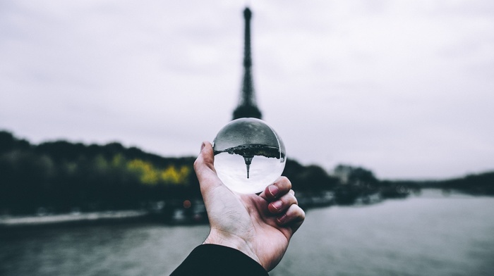 sphere, reflection, hands, upside down, globes, photography, depth of field, nature, Paris, macro, blurred, trees, Eiffel Tower