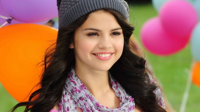 Latinas, celebrity, smiling, Selena Gomez