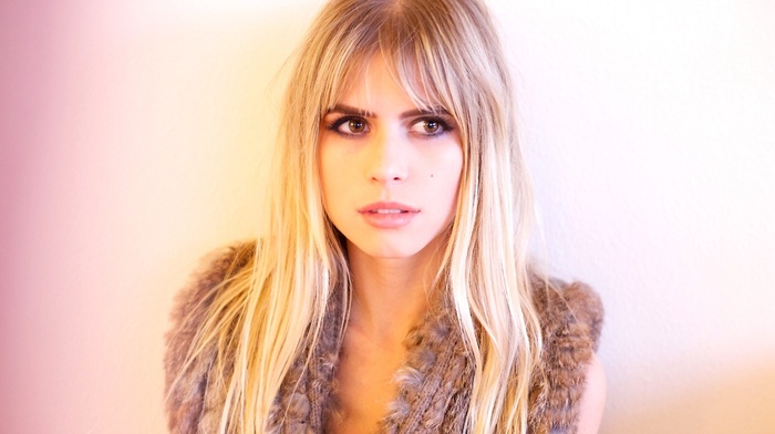 brown eyes, Carlson Young, looking away, face, blonde, celebrity, actress, girl