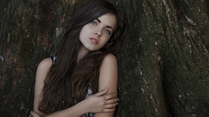 long hair, looking at viewer, freckles, girl, brunette, trees, blue eyes, arms crossed, face, Ekaterina Uspenskaya