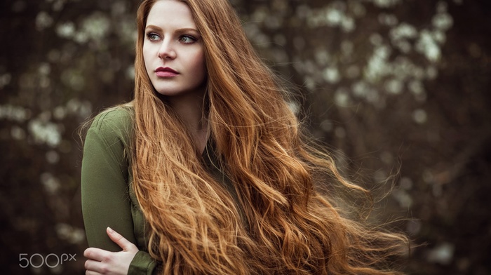 redhead, wavy hair, face, looking away, girl, girl outdoors, long hair, green eyes, portrait