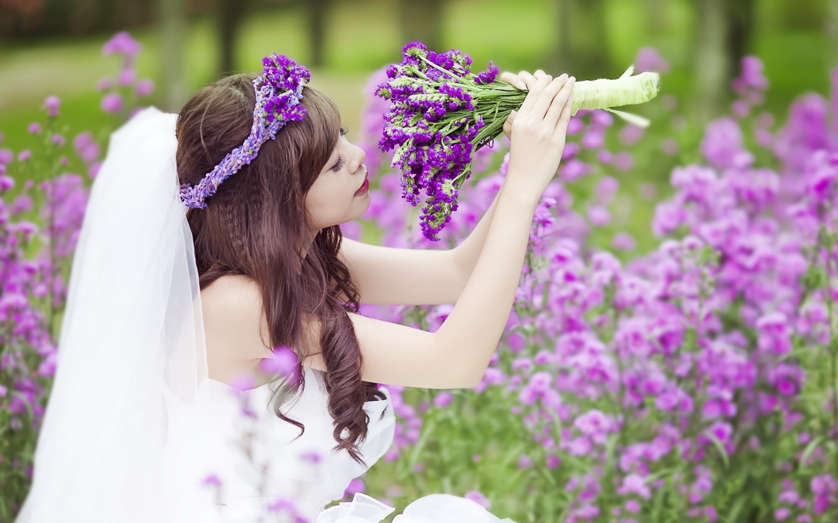 Фото ню юной девушки с цветком орхидеи