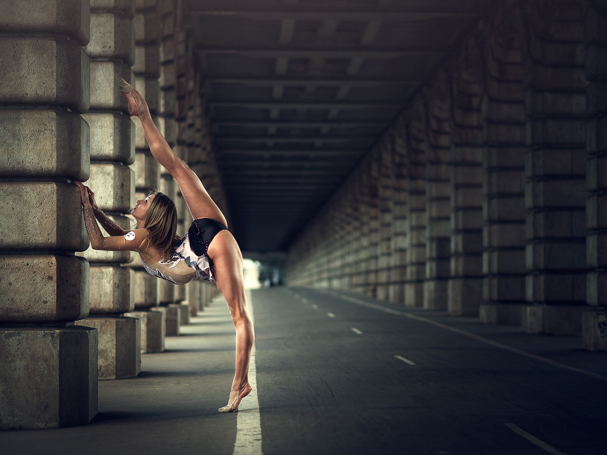 Wallpaper road, gymnast, legs.