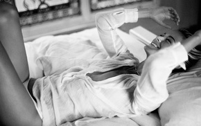Carolyn Murphy, in bed, girl, lying on back, monochrome, noisy