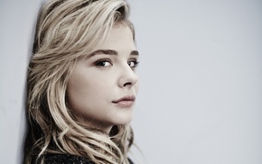 actress, face, green eyes, simple background, Chlo Grace Moretz, blonde