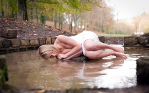 wet body, water drops, fall, fetal position, wet, model
