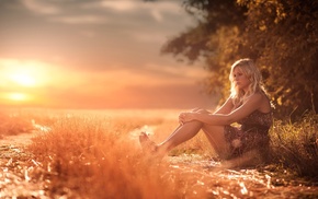 field, girl outdoors, nature, sunlight, sitting, model
