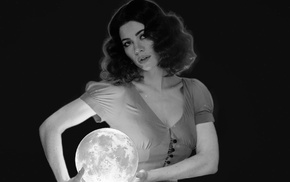 Marina and the Diamonds, monochrome
