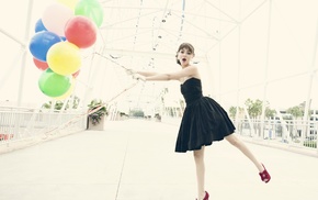 Victoria Justice, black dress, balloon, girl